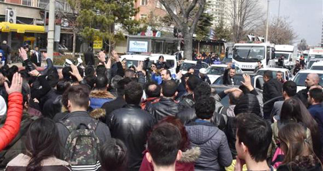 Kafe İşletmecileri Belediyenin 'tente' Kararını Protesto Etti