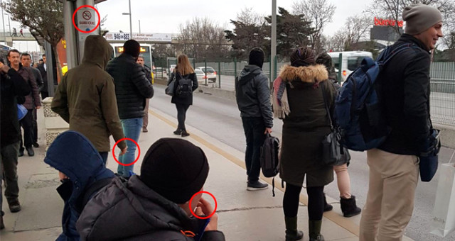 Sigara Tiryakileri Toplu Taşıma Duraklarında Yasak Dinlemiyor