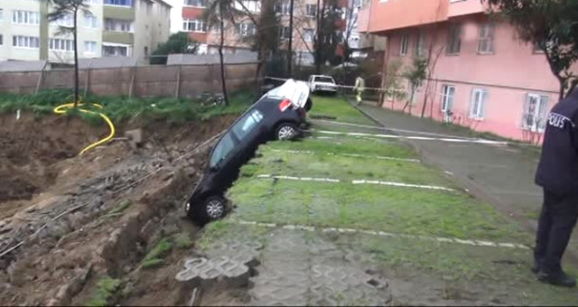 Kadıköy'de Korku Dolu Anlar: Duvar Çöktü, Arabalar Asılı Kaldı