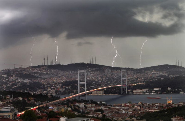 Meteoroloji'den İstanbul'a Kuvvetli Yağış Ve Fırtına Uyarısı