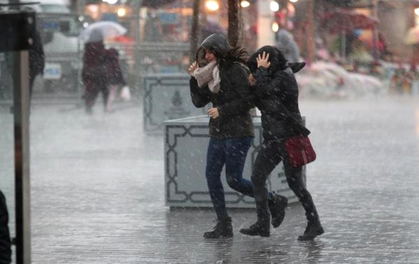 İstanbul'da Dolu Ve Yağmur Başladı, Meteorolojiden Art Arda Uyarı Geldi