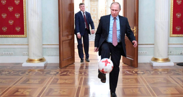 Putin Ve Fifa Başkanı'nın Kremlin'de Futbol Oynadığı Görüntüler Ortaya Çıktı