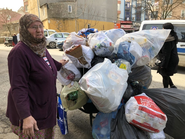 65'lik Bedriye Teyzenin Dramı! Kadınlar Günü'nü Hurda Ve Kağıt Toplayarak Geçiriyor