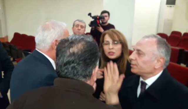 Kadınlar Günü'ne Yakışmayan Görüntü! Chp'li Meclis Üyesi, Mhp'li Kadın Üyenin Üzerine Yürüdü