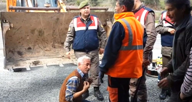 Tek Başına Direndi! Dozerin Önüne Oturarak Yıkımı Önlemeye Çalıştı