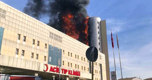 Önceki Gün Yanan Taksim İlkyardım Hastanesi'ni Yine Dumanlar Sardı
