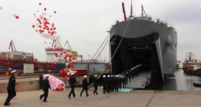 Tuzla'da İnşa Edilen Dünyanın En Büyük Amfibi Gemisi Deniz Kuvvetlerine Teslim Edildi