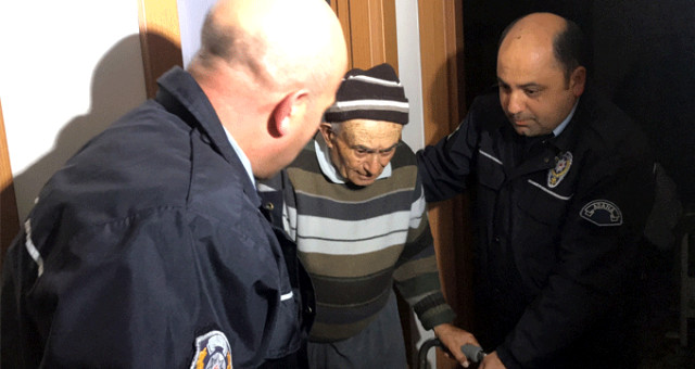Polis Zamanla Yarıştı! Evinin Tuvaletinde Mahsur Kalan Yaşlı Adam Kurtarıldı