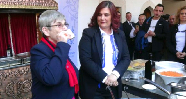 Canan Karatay Zeytinyağı İçti, 'ana Sütü Kadar Faydalıdır' Dedi