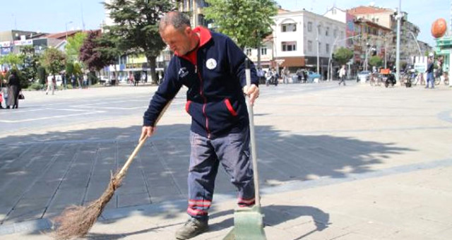Temizlik İşçisi Yerde Bulduğu Altın Ve Para Dolu Çantayı Polise Teslim Etti