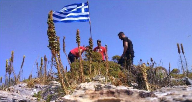 Ege'de Yeni Gerilim! Sat Komandoları, Kayalığa Dikilen Yunan Bayrağını Kaldırdı