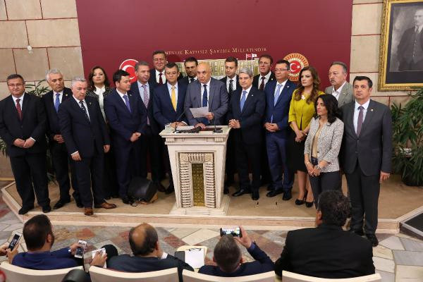 Chp'ye Dönen 15 Vekile Hükümetten Ağır Eleştiri: Demokrasi Tarihimizin En Kara Lekesi