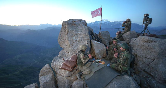 İlk İftarı Sınırdaki Mehmetçik Açtı