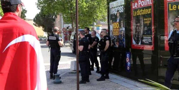 Fransa'da Türkleri Ayağa Kaldıran Afişler, Jandarma Eşliğinde Yeniden Asıldı