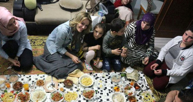 Ünlü Oyuncu Gazme Özçelik Suriyeli Aileyle Birlikte İftar Yaptı