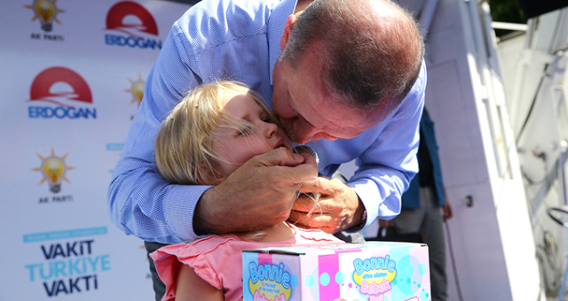 Erdoğan, Sahneye Çıkardığı Kız Çocuğuna Sordu: 24 Haziran'a Kadar Çok Çalışacak Mısın?