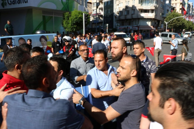Manisa'da Tehlikeli Gerginlik! Hdp Konvoyuna Tepki Gösterildi, Arbede Çıktı