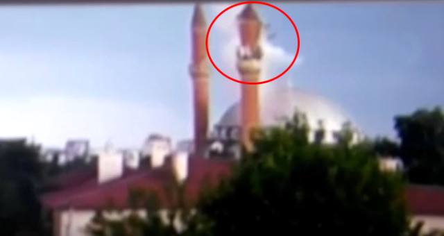 Diyarbakır'da Yıldırım İsabet Eden Caminin Minaresi Yıkıldı! O Anlar Kamerada
