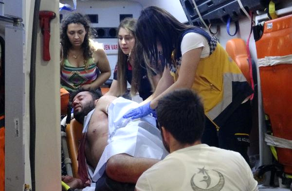 Adana'da Bıçakla Yaralanan Genç Yanında Hamile Eşiyle 45 Km. Araba Kullandı