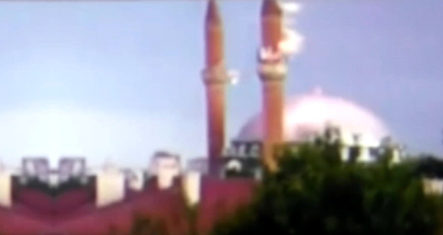 Caminin Minaresine Yıldırım Düşme Anı Anbean Kamerada!