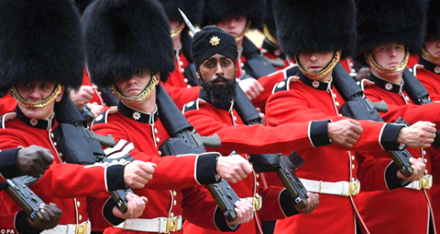 Hindistan Asıllı Asker, Kraliçe Elizabeth'in Doğum Günü Töreninde Türban Takarak Tarihe Geçti