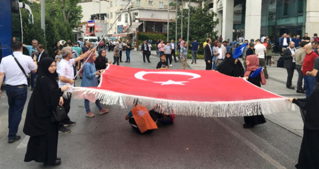 Vatandaşlar, Ak Parti İl Başkanlığı Önünde Toplanmaya Başladı