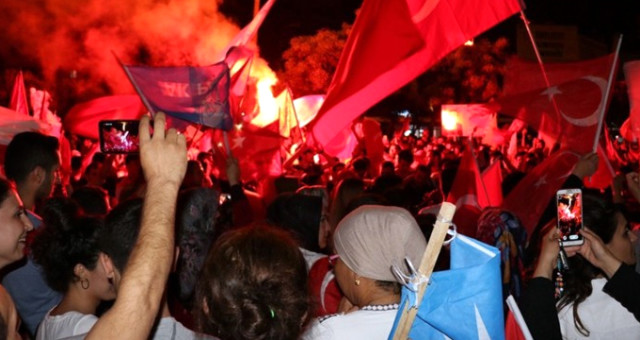 200 Chp'li Erkek, 3 Ak Partili Kadına Saldırdı