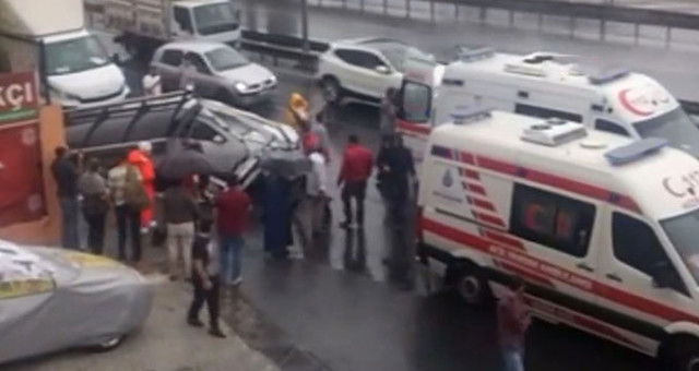 Otobüse Çarpan Otomobil, Durakta Bekleyen Yolcuların Arasına Daldı: 1'i Ağır 2 Yaralı