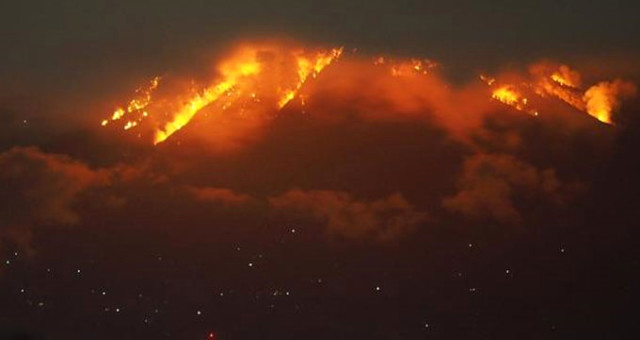 Bali Adası'ndaki Yanardağda Patlama: 7 Dakika Sürdü, 2 Bin Metreye Yükseldi