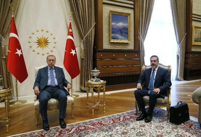 Erdoğan Ile Külliye'de Bir Araya Gelen Hakan Fidan'ın Siyah Çantası Dikkat Çekti