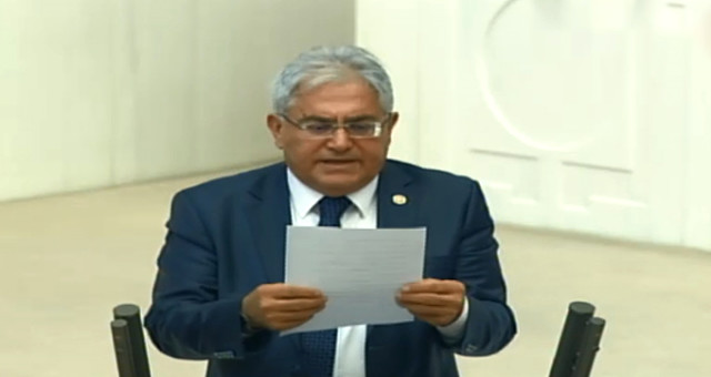 Chp'li Servet Uysal, Metni Okumakta Zorlanınca Yeminini 4 Kez Tekrarladı