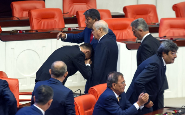 İyi Parti Milletvekili, Mhp Lideri Devlet Bahçeli'nin Elini Öptü
