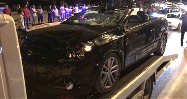 İzmir'de, Kontrolden Çıkan Otomobil Baba Ile Kızını Hayattan Kopardı