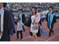 İki Çocuğuyla Mezuniyet Coşkusu Yaşadı