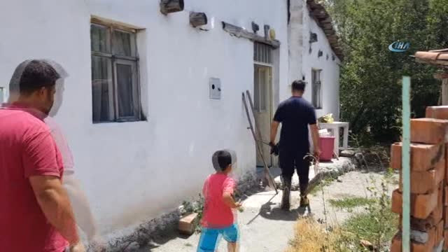 Kastamonu'da Köylüler Diken Üstünde! 2 Metrelik Zehirli Yılanlar Evleri Bastı