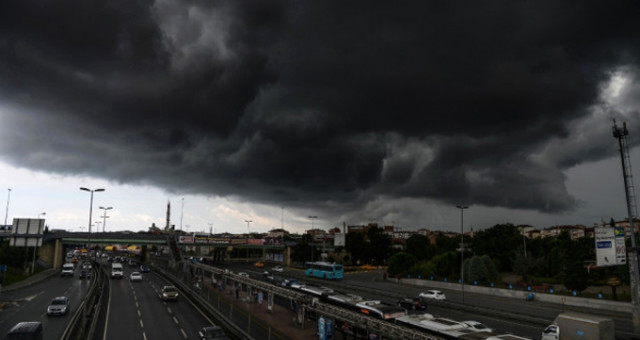 İstanbul'da Kara Bulutlar Gündüzü Geceye Çevirdi!