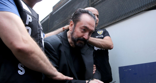 Adnan Oktar'ın İlk Ziyaretçileri, Abisi Kenan Oktar Ve Yeğeni Gamze Oktar Oldu