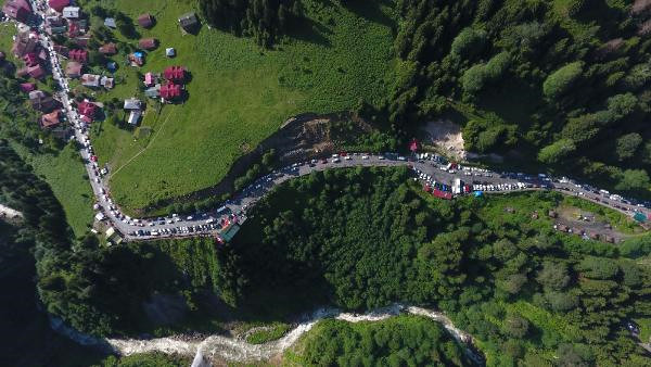 Yerli Ve Yabancı Turistlerin Akın Ettiği Ayder Yaylası'na Ulaşım Sağlanamıyor