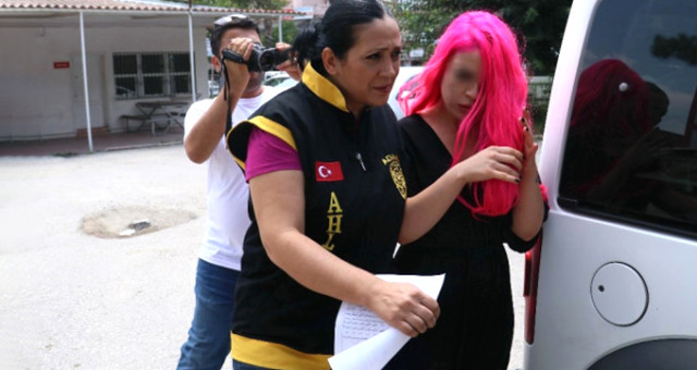 Fuhuş Operasyonunda Tutuklanan 'pembe Panter Ayşe' Uzun Saçlı Polise Aldanıp Yakalanmış