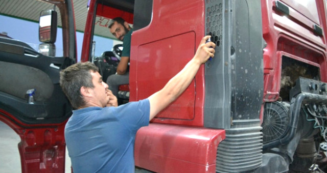 Tir Şoförü Arıza Yapan Aracını Parfümle Çalıştırdı