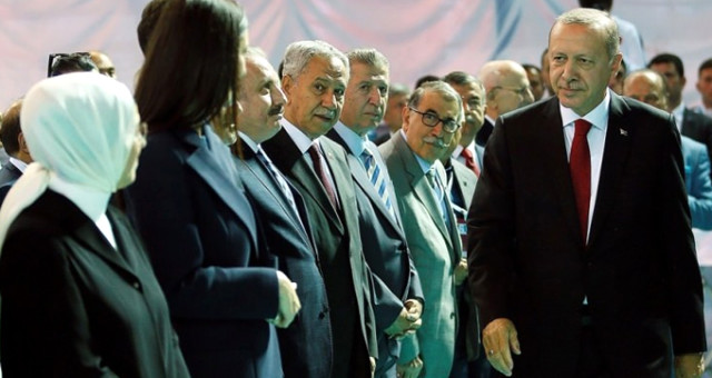 Ak Parti'nin Tarihini Anlatan Filmde Gösterilmeyen Bülent Arınç Sitem Etti