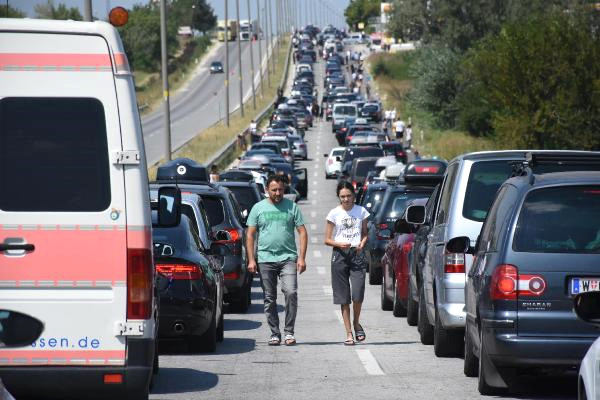 Kapıkule'de Gurbetçilerin 9 Kilometrelik Kuyruk Çilesi