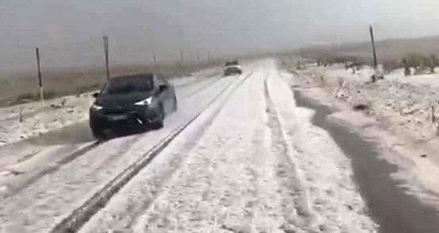 Yazın Ortasında Kars'a Kar Yağdı, Yollar Beyaza Büründü