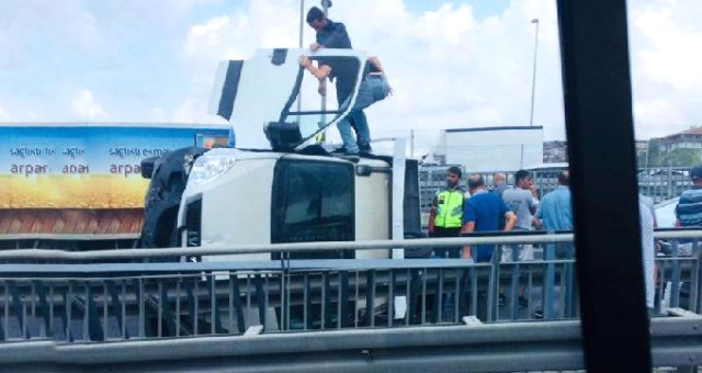 Küçükçekmece'de Kamyonet Devrildi! Aracın Kaldırılmasıyla Trafik Akışı Sağlandı