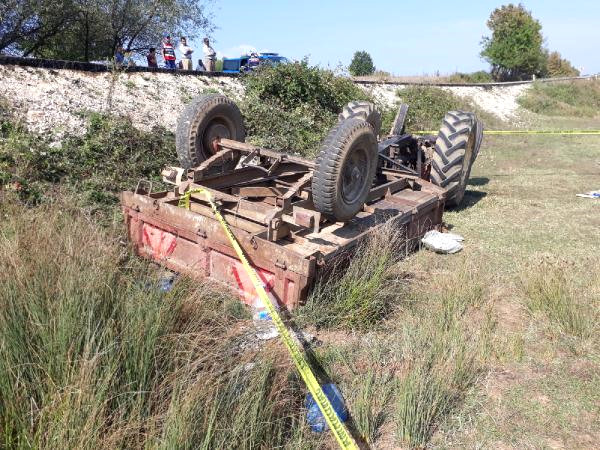 Bursa'da, Devrilen Traktörün Altında Kalan Baba Öldü, Oğlu Yaralı