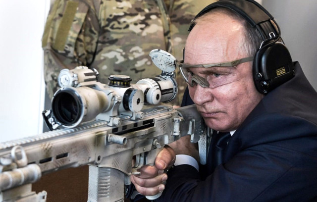 Rusya Devlet Başkanı Putin, Keskin Nişancı Tüfeği Ile 600 Metreden 5 Hedefi Vurdu