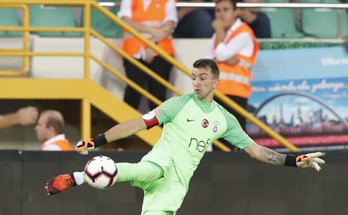 Muslera'dan Hakeme Tepki: ''bunu Yapamayacak Mıyım?''