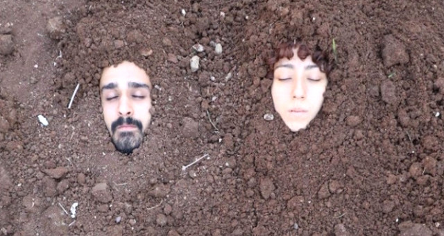 Sanatçılar, Doğum Ve Ölüm Temalı Çalışma İçin Toprağa Gömüldüler