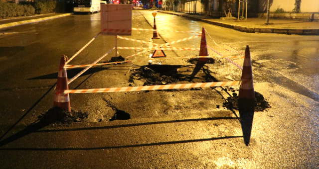 Kadıköy'de Yol Çöktü! Sürücüler Zor Anlar Yaşadı