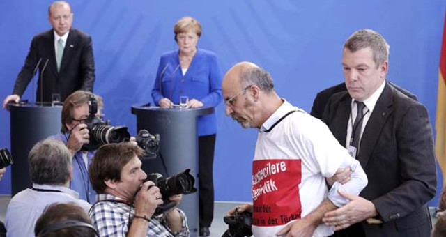 Erdoğan-Merkel Basın Toplantısından Yaka Paça Atılan Gazetecinin Kimliği Belli Oldu